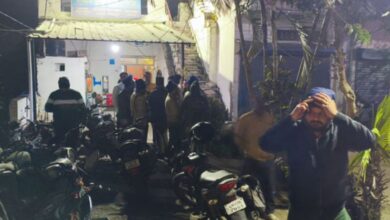 Photo of कुत्तों को खाना खिलाने पर टिप्पणी से हुआ विवाद, दो समुदायों के युवक आपस मे भिड़े