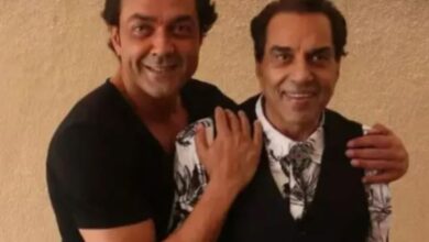 Photo of बॉबी देओल ने पहनी पिता धर्मेंद्र की पुरानी शर्ट, इमोशनल हुए फैंस
