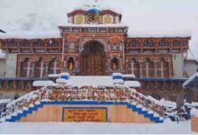 Photo of बदरीनाथ धाम में दो फिट तक जमी बर्फ, लगातार बर्फबारी