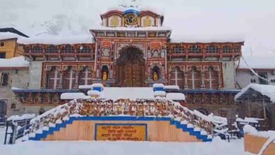 Photo of बदरीनाथ धाम में दो फिट तक जमी बर्फ, लगातार बर्फबारी