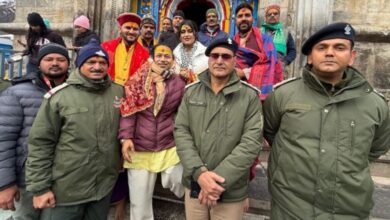 Photo of कैलाश खेर पहुंचे केदारनाथ धाम, विधिवत पूजा-अर्चना कर बाबा केदार का लिया आशीर्वाद